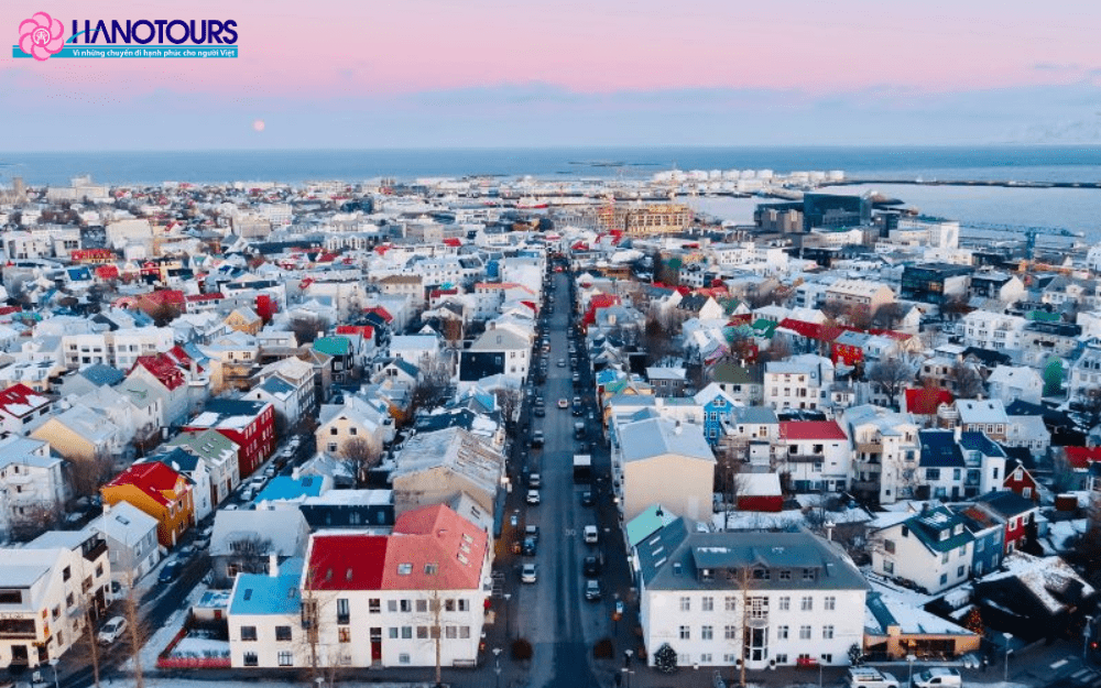  Thủ đô Reykjavik là một thành phố nhộn nhịp 