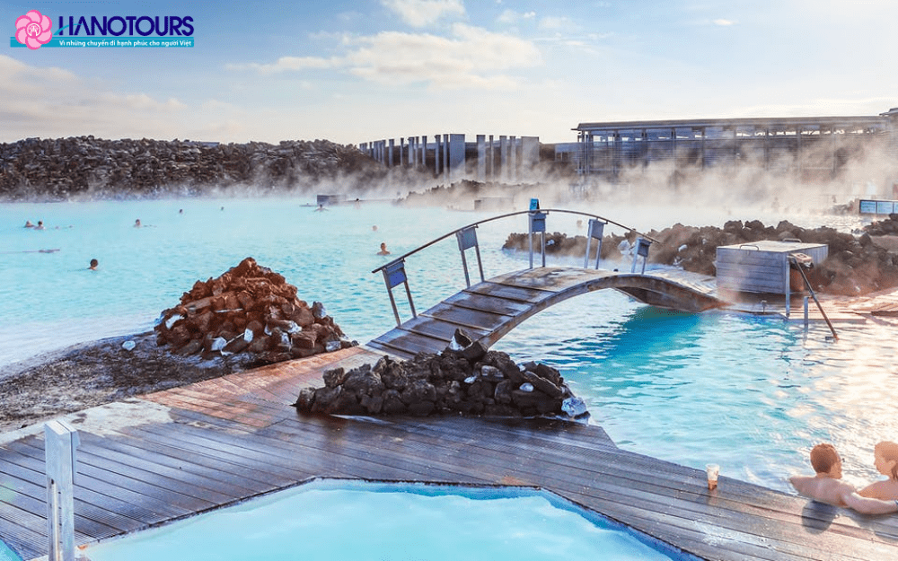 Suối nước nóng Blue Lagoon mang lại những phút giây tuyệt vời cho du khách