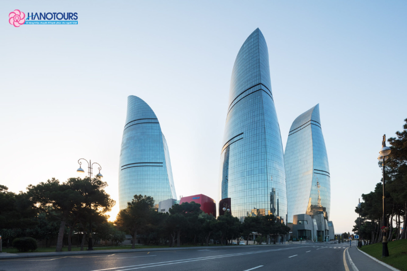 Khu phức hợp Flame Towers có ba tòa tháp với các chức năng khác nhau
