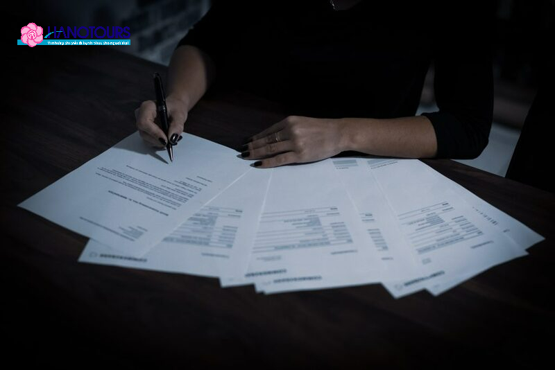 Chuẩn bị đầy đủ giấy tờ là yếu tố quan trọng để xin gia hạn visa châu âu thành công