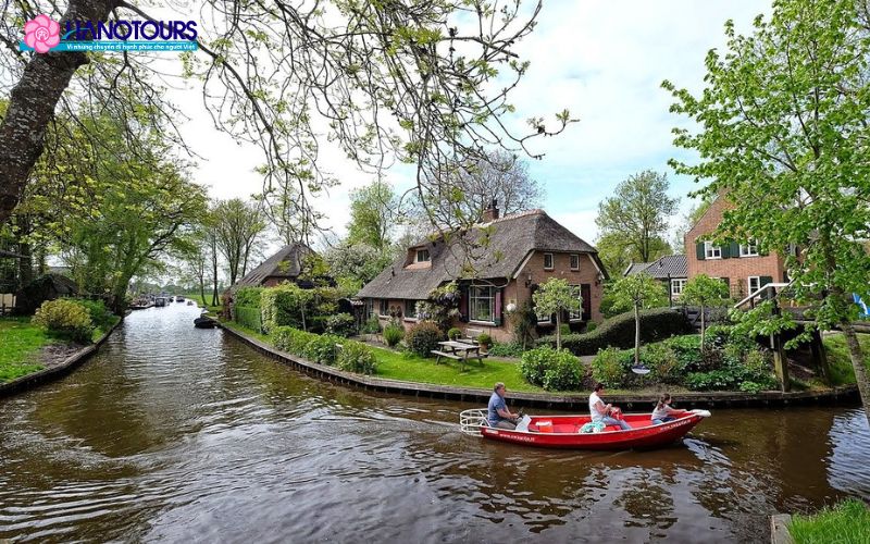 Du khách di chuyển đến làng Giethoorn bằng tàu và xe bus