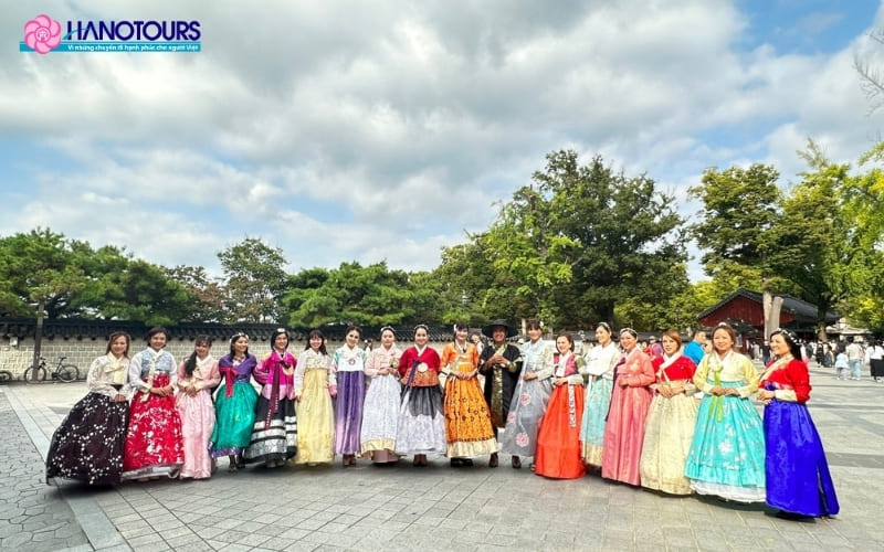 Hanbok là trang phục truyền thống của người Hàn Quốc