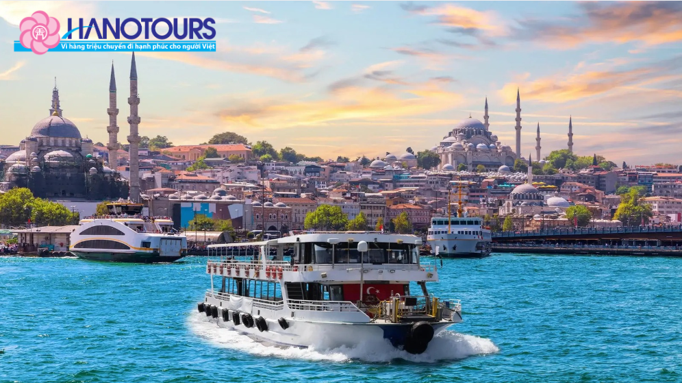 Du thuyền trên Eo biển Bosphorus