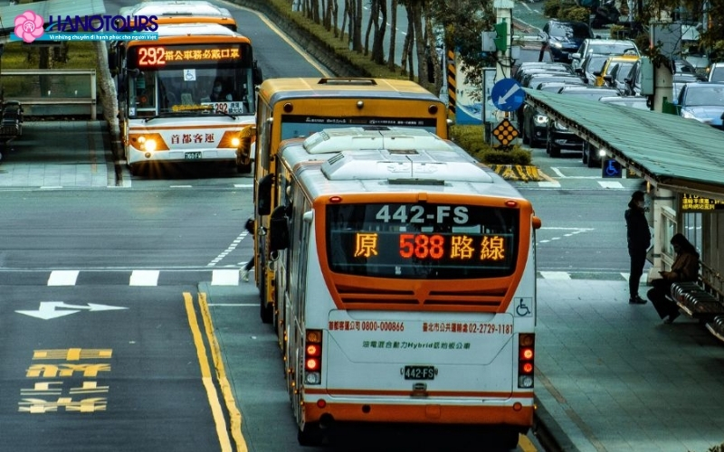 Di chuyển bằng xe buýt