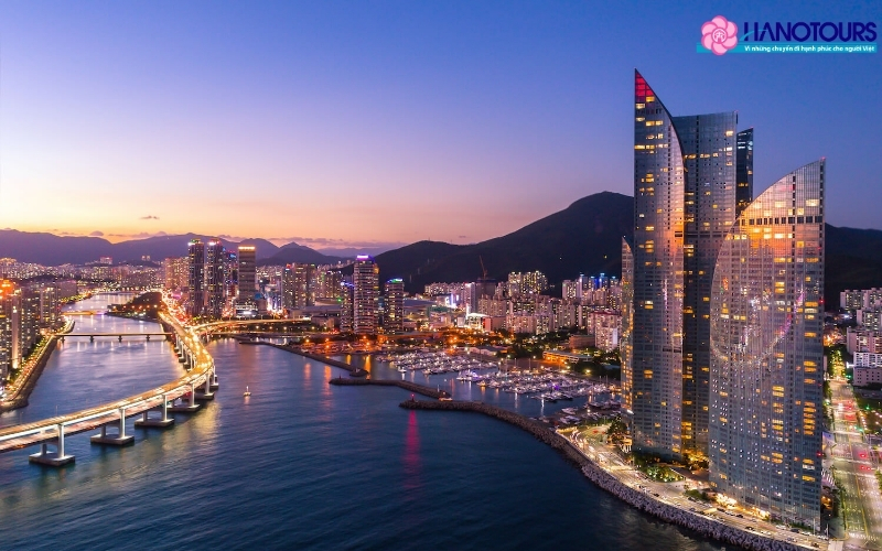 Busan - “Thành phố của mùa hè” vô cùng nổi tiếng với những bãi biển xinh đẹp, cùng nhiều địa danh nổi tiếng
