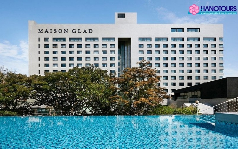 Maison Glad Jeju sở hữu hồ bơi ngoài trời hoành tráng cùng các phòng nghỉ đơn giản, sang trọng