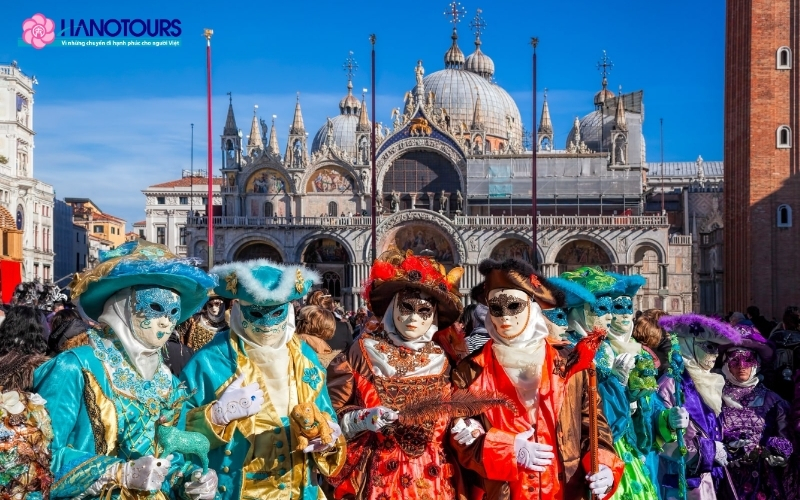 Người dân sẽ đeo mặt nạ trình diễn các trang phục rực rỡ