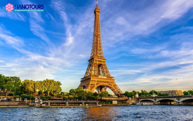 Tháp Eiffel biểu tượng nổi tiếng tại nước Pháp