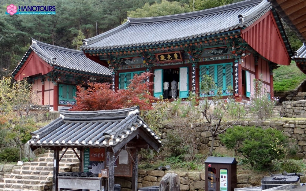 Chùa Jogyesa ngay tại trung tâm thủ đô Seoul