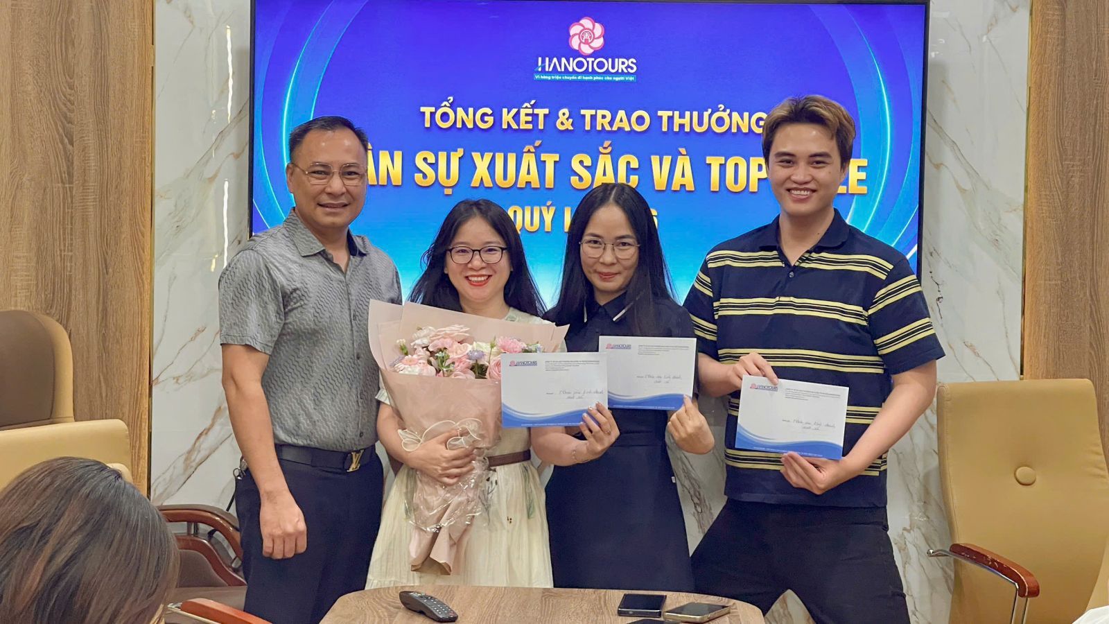 Các chuyên viên kinh doanh Lương Hương Giang, Đỗ Phương Thảo và Nguyễn Huy Hoàng được vinh danh Top 3 best sales Quý I