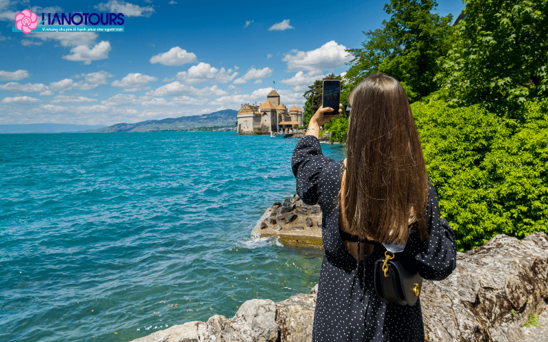 Du khách tham quan lâu đài Chillon