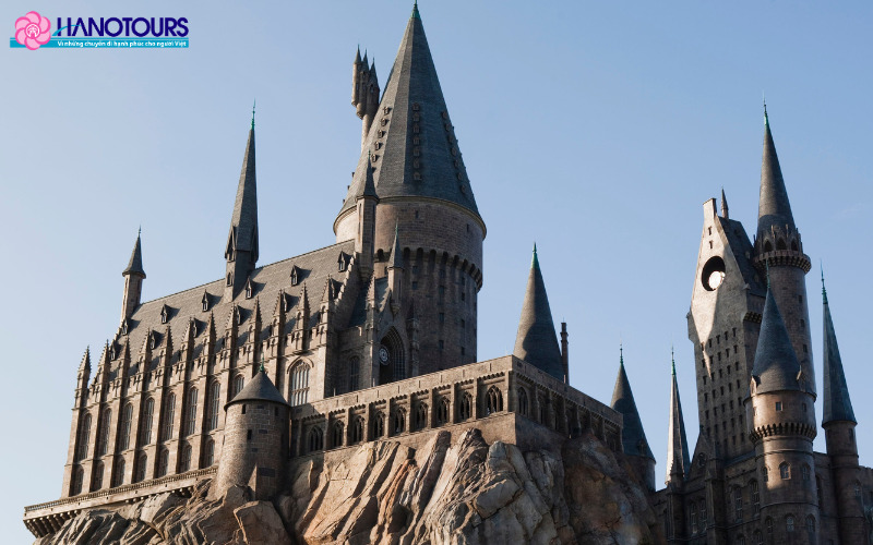 Mùa xuân và hè là hai thời điểm lý tưởng để du lịch đến Lâu đài Hogwarts