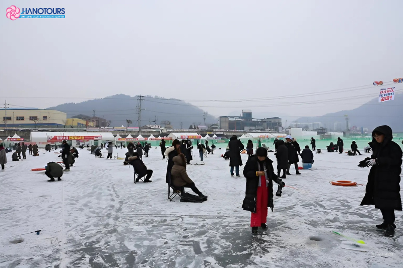 Lễ hội Câu cá trên băng Hwacheon Sancheoneo là Top 7 Kỳ quan mùa đông thế giới