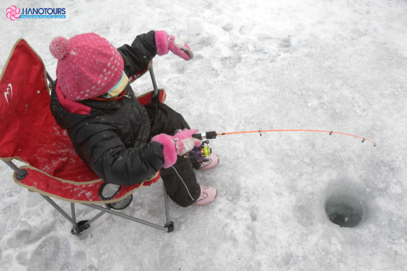Câu cá trên băng là trải nghiệm must-try của lễ hội Hwacheon Sancheoneo