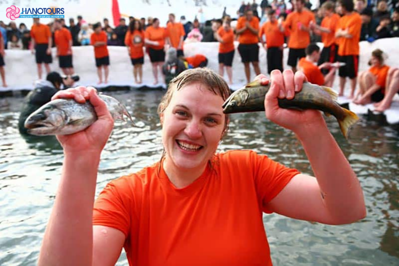 Bắt cá bằng tay trần không chỉ là một trò chơi mà còn là biểu tượng của ý chí kiên cường và sức sống mãnh liệt