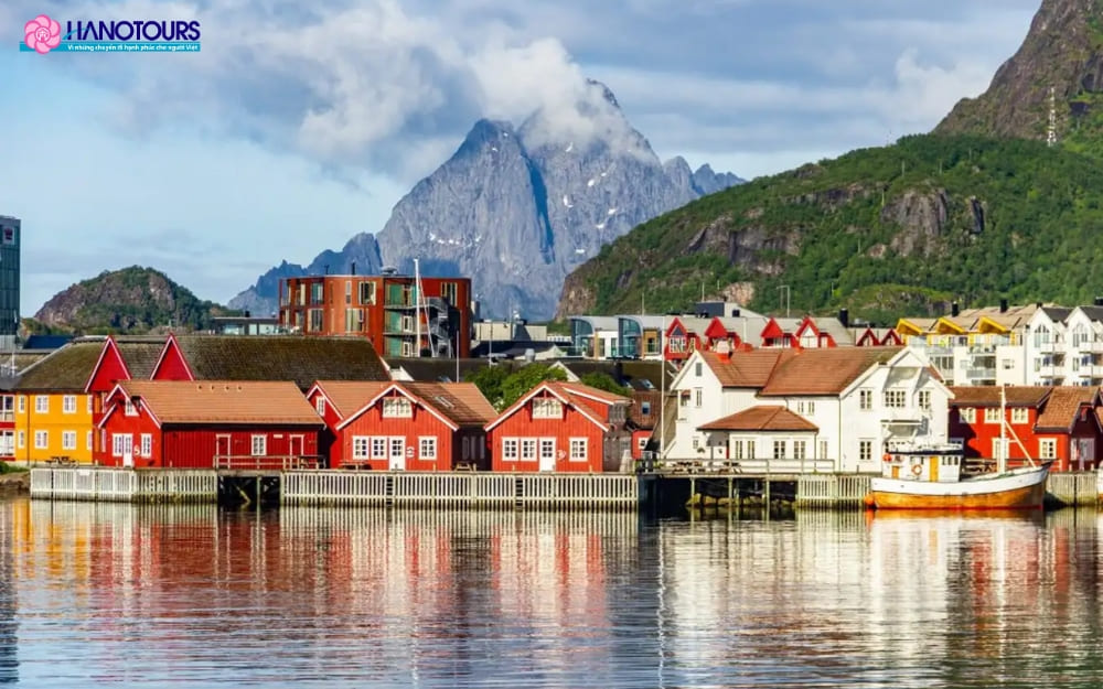 Lofoten là một quần đảo nằm ở rìa phía tây bắc Na Uy