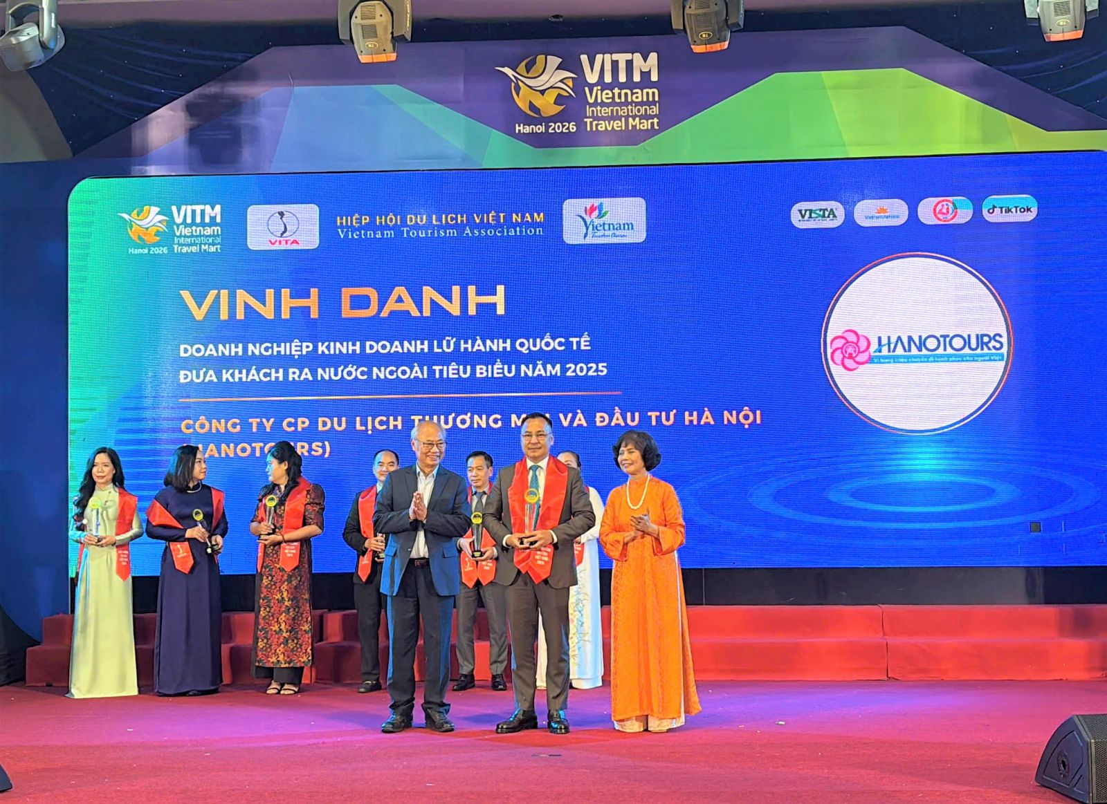 Tổng Giám đốc Hanotours Hồ Xuân Phúc nhận giải thưởng Doanh nghiệp kinh doanh lữ hành quốc tế đưa khách ra nước ngoài tiêu biểu năm 2025