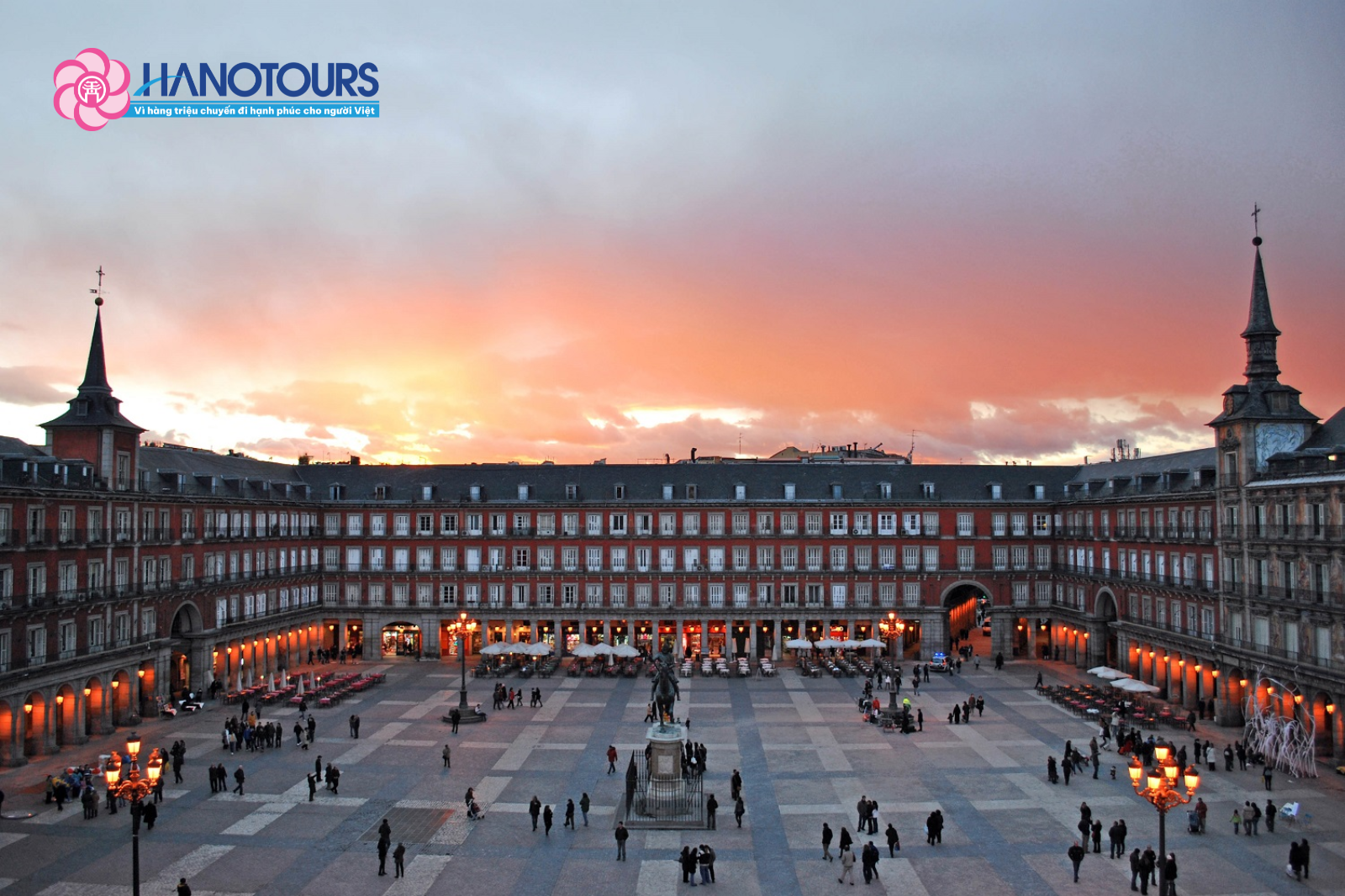 Quảng trường Plaza Mayor nằm ngay trung tâm thủ đô Madrid