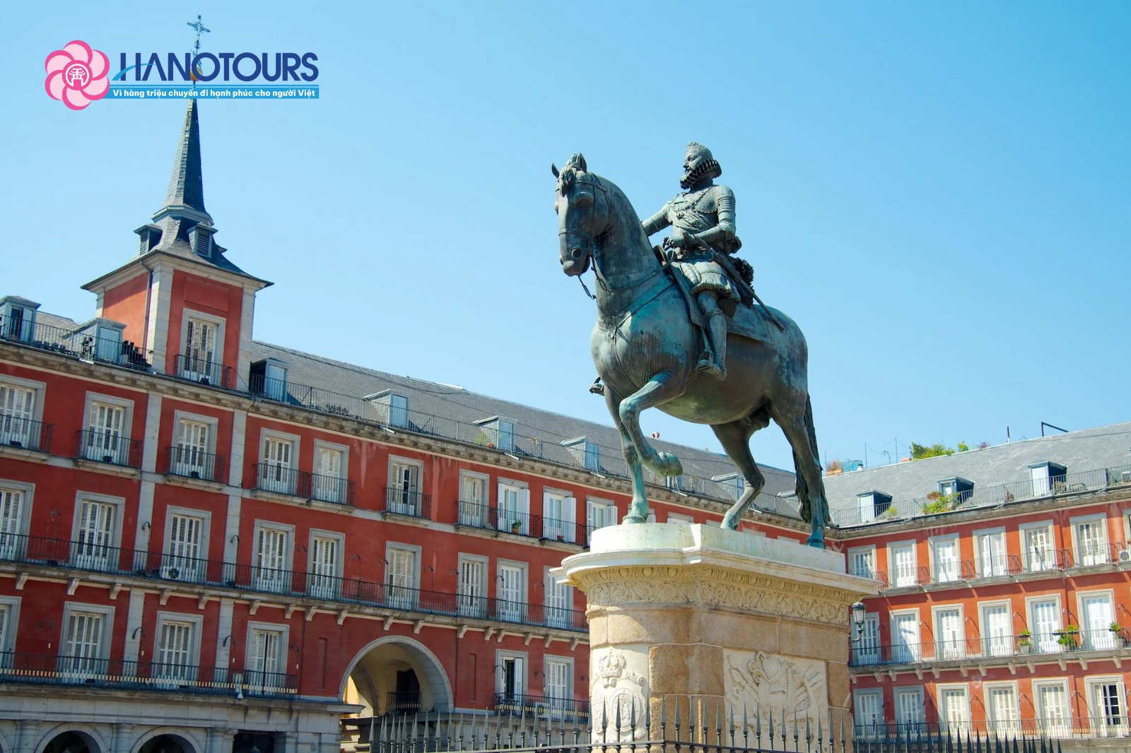 Tượng cưỡi ngựa của Vua Felipe III được đặt sừng sững giữa quảng trường