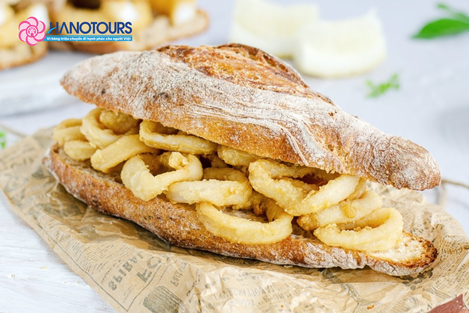 Món bánh mì kẹp mực chiên giòn trứ danh gắn với Plaza Mayor
