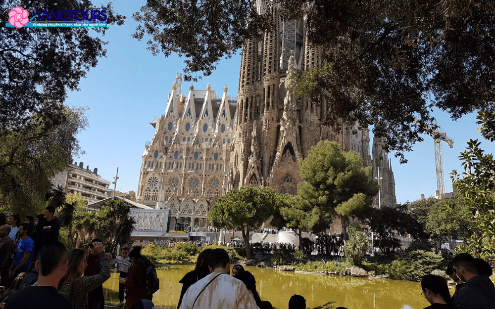 Bạn nên đặt vé trước để tránh việc xếp hàng dài chờ mua vé vào tham quan Sagrada Familia 