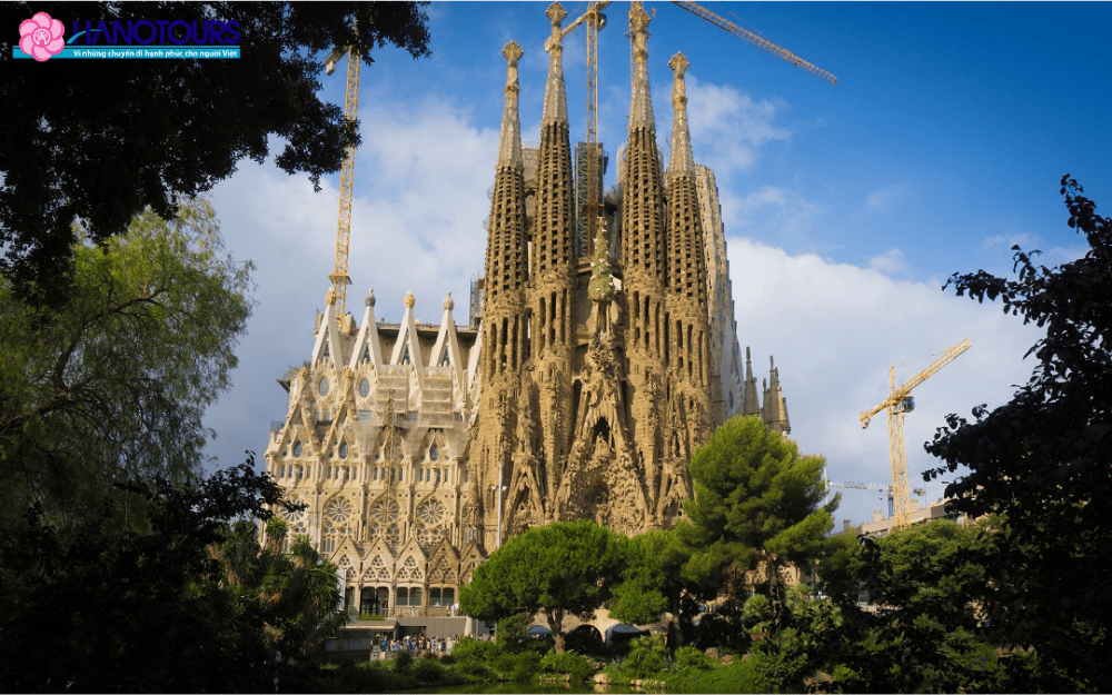 Vương cung Thánh đường Sagrada Familia với kiến trúc đầy ấn tượng