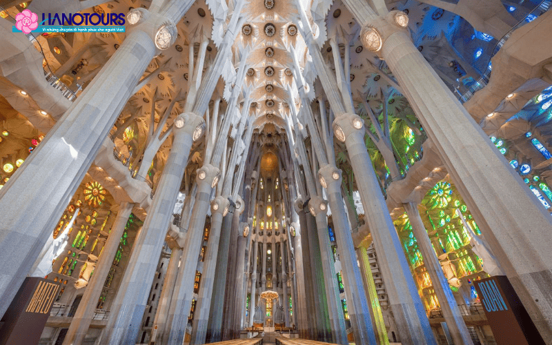 Bên trong nhà thờ Sagrada Familia nổi bật cùng thiết kế mái vòm ấn tượng