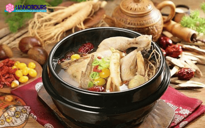 Samgyetang với nguyên liệu chính là gà