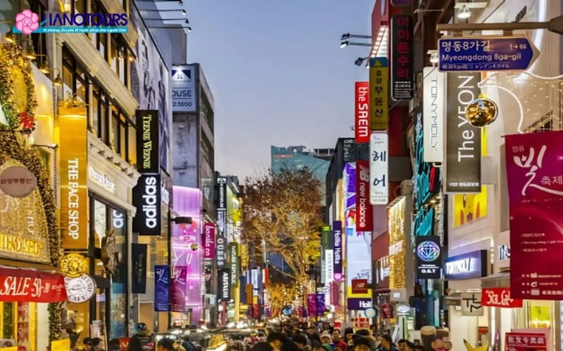 Myeongdong là một trong những thiên đường mua sắm sầm uất bậc nhất Seoul