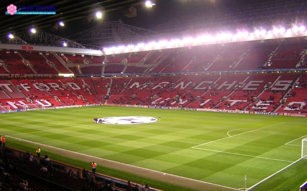 Old Trafford không ngừng được cải tiến và mở rộng để đáp ứng nhu cầu