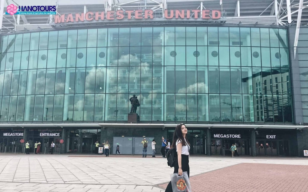 Check-in cùng bức tượng trước sân Old Trafford