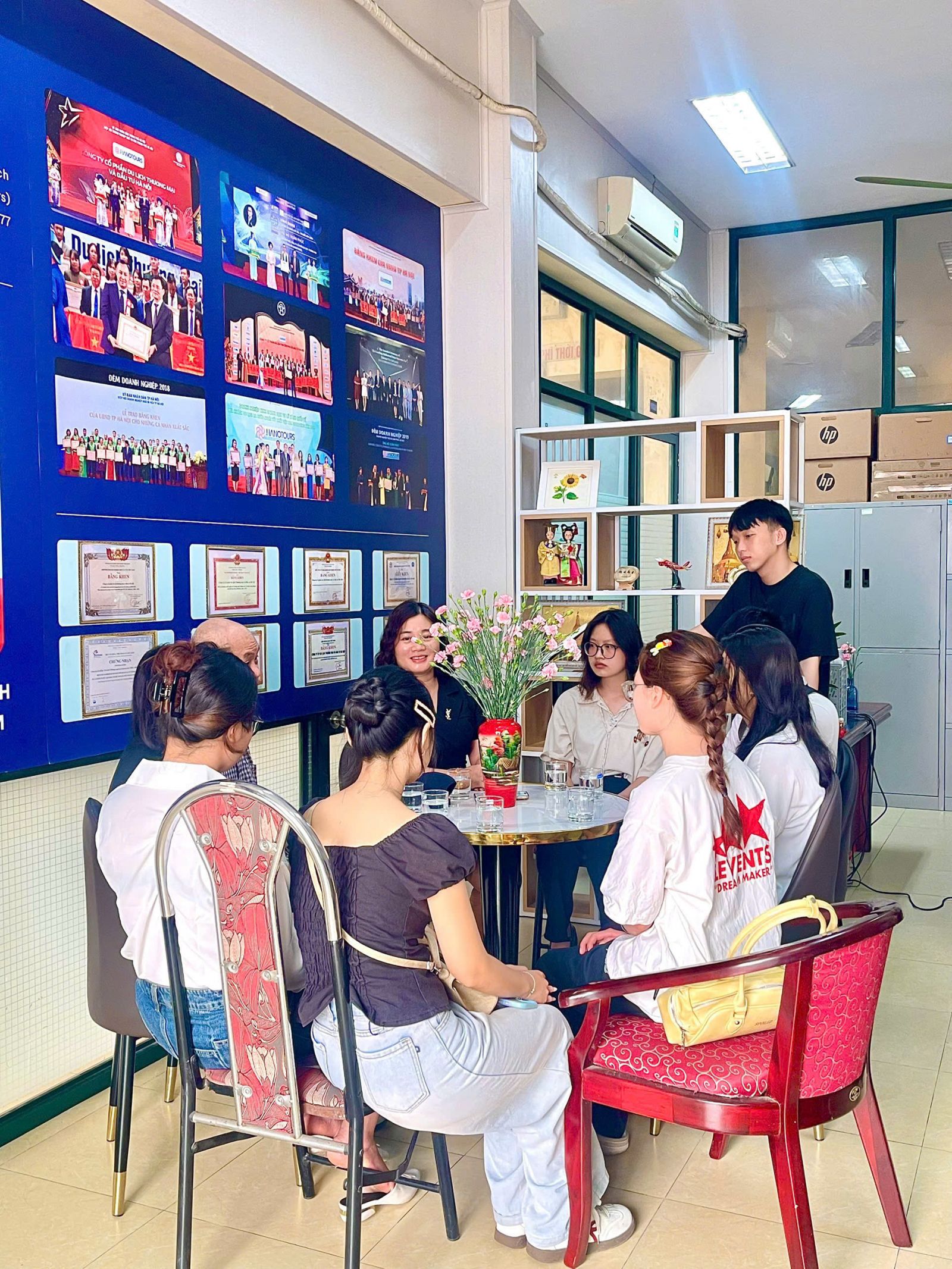 Giám đốc Hanotours chi nhánh Hoàn Kiếm hướng dẫn kỹ năng du lịch thực chiến cho sinh viên