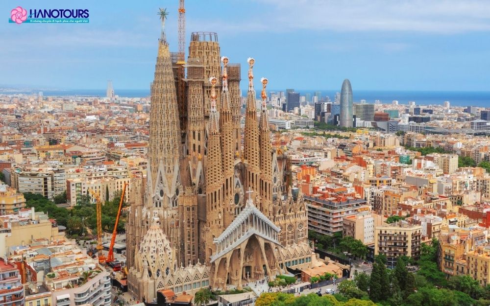 Sagrada Familia là nhà thờ nổi tiếng nhất tại thành phố Barcelona