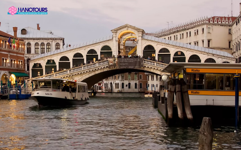 Cầu Rialto biểu tượng kiến trúc đầy kiêu hãnh của Venice