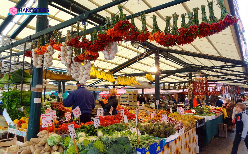 Chợ Rialto nổi tiếng là khu ẩm thực sôi động của Venice