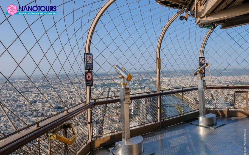 Đài quan sát được đặt tại tầng 2 của tháp Eiffel