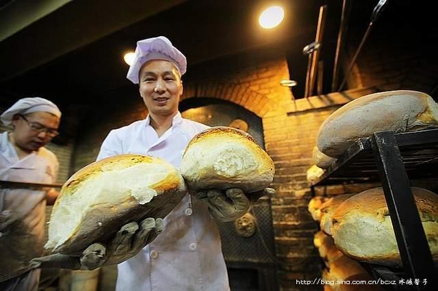 Bánh mì Lieba – đặc sản Cáp Nhĩ Tân mang phong vị Nga, nổi bật với lớp vỏ giòn, ruột bánh chắc thơm và hương vị đặc trưng