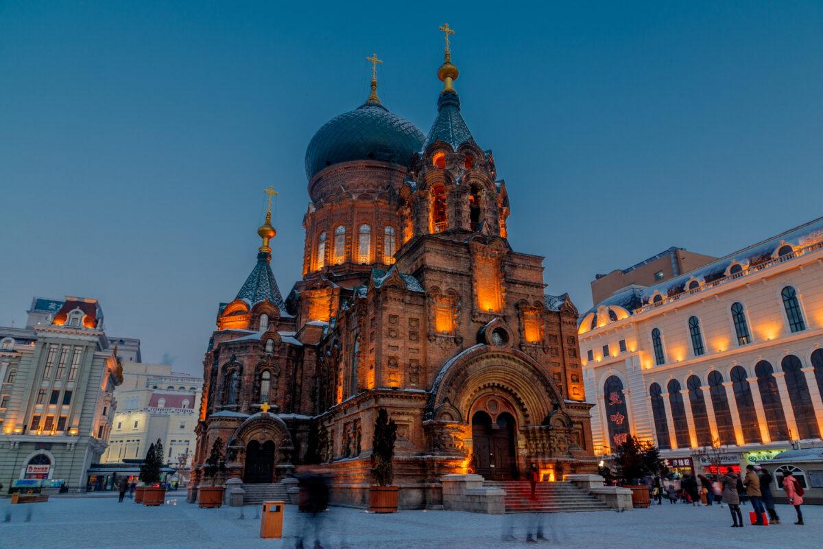 Nhà thờ Saint Sophia – biểu tượng kiến trúc Nga giữa lòng Cáp Nhĩ Tân, nổi bật với mái vòm xanh đặc trưng và vẻ đẹp cổ kính