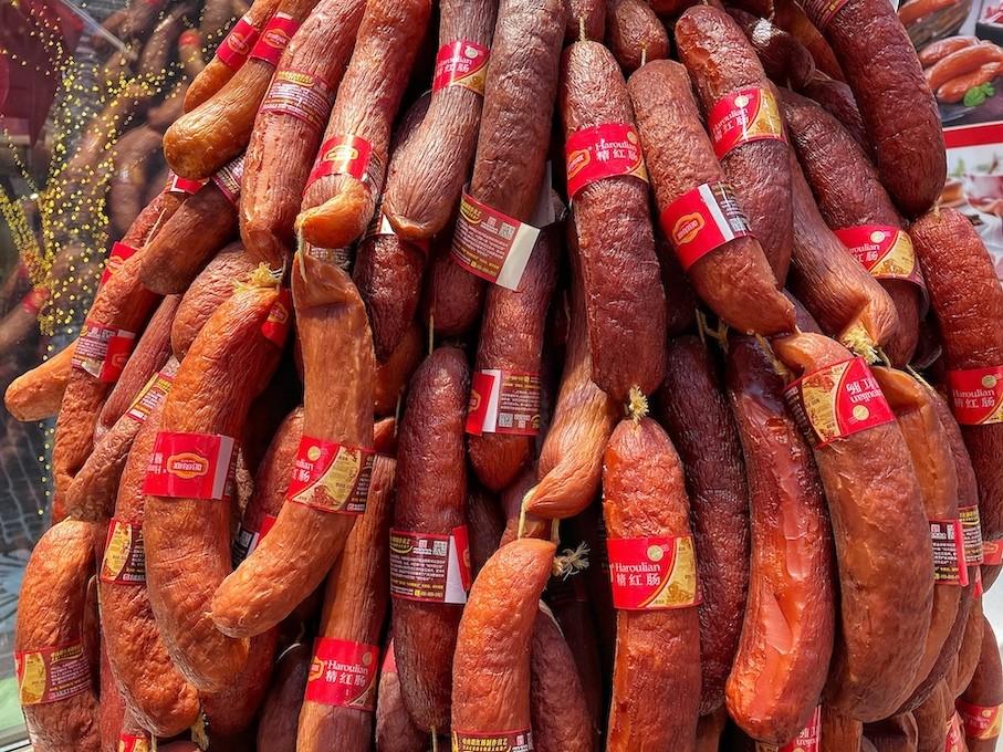 Xúc xích Cáp Nhĩ Tân – đặc sản trứ danh với lớp vỏ thơm dai, vị hun khói đậm đà, mang dấu ấn ẩm thực Nga đặc trưng