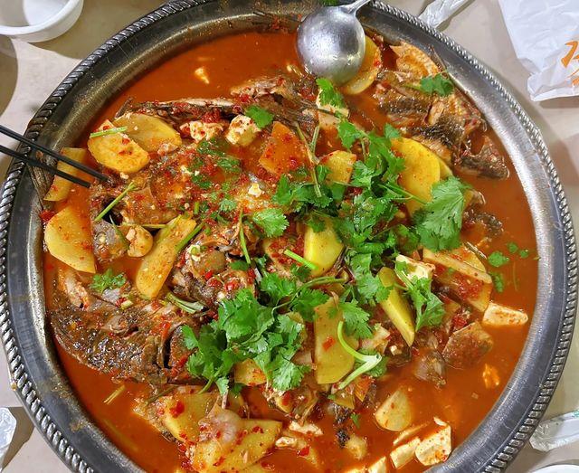 Cá hồ Nhĩ Hải – đặc sản mang hương vị tươi ngon của vùng hồ, thường được chế biến đậm đà theo phong cách ẩm thực địa phương