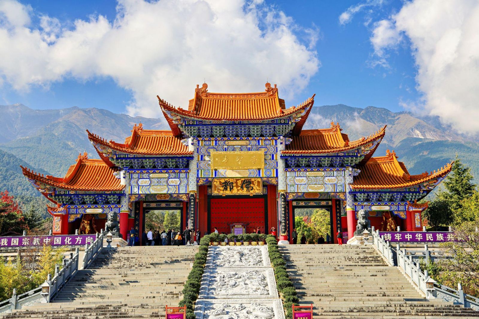 Chùa Sùng Thánh mang vẻ đẹp cổ kính, nổi bật với không gian Phật giáo thanh tịnh giữa núi non hùng vĩ của Đại Lý