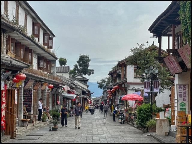 Dạo bước giữa Thành cổ Đại Lý, thong thả khám phá những con phố đá, cổng thành và góc nhỏ đậm màu sắc Vân Nam