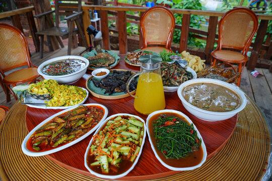 Những món ăn đặc trưng Vân Nam mang hương vị đa dạng, nổi bật với nguyên liệu địa phương và cách chế biến đậm chất vùng cao nguyên