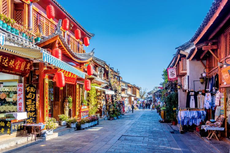 Khu phố người Tây mang không khí sôi động với những quán cà phê, cửa hàng nhỏ và nét giao thoa văn hóa giữa Đại Lý xưa và nay.  6.1.Khám phá Thành cổ Đại Lý   7  Tên quốc tế: Dali Ancient Town / Dali Ancient City Tên tiếng Trung: 大理古城 (Dàlǐ Gǔchéng)  ???? Search ảnh: Dali Ancient Town / Dali Ancient City / Dali Ancient Town street  Slogan SEO: Khám phá Thành cổ Đại Lý, dạo bước giữa những con phố cổ, cổng thành và mái ngói mang đậm dấu ấn văn hóa Vân Nam.  6.2.Chiêm ngưỡng Tam Tháp cổ kính   6  Tên quốc tế: Three Pagodas of Chongsheng Temple / Three Pagodas of Dali Tên tiếng Trung: 崇圣寺三塔 (Chóngshèng Sì Sāntǎ)  ???? Search ảnh: Three Pagodas Dali / Three Pagodas Chongsheng Temple / Dali Three Pagodas sunset  Slogan SEO: Chiêm ngưỡng Tam Tháp cổ kính, biểu tượng kiến trúc Phật giáo nổi bật giữa khung cảnh núi non hùng vĩ của Đại Lý.  Hôm nay 21:06 6.3.Dạo phố người Tây   6  Tên quốc tế: Dali Foreigner Street / Foreigner Street Tên tiếng Trung: 洋人街 (Yángrén Jiē)  ???? Search ảnh: Dali Foreigner Street / Dali Yangren Street / Dali Foreigner Street cafes  Slogan SEO: Dạo phố người Tây, tận hưởng không khí nhộn nhịp với những quán cà phê, cửa hàng và góc phố mang màu sắc quốc tế giữa lòng Đại Lý.  Tệp, hình ảnh và phân tích dữ liệu không khả dụng cho đến khi lượt sử dụng được đặt lại lúc 21:17. Tiếp tục trò chuyện chỉ bằng văn bản hoặc nâng cấp để có thêm quyền truy cập. Đăng ký lại Plu