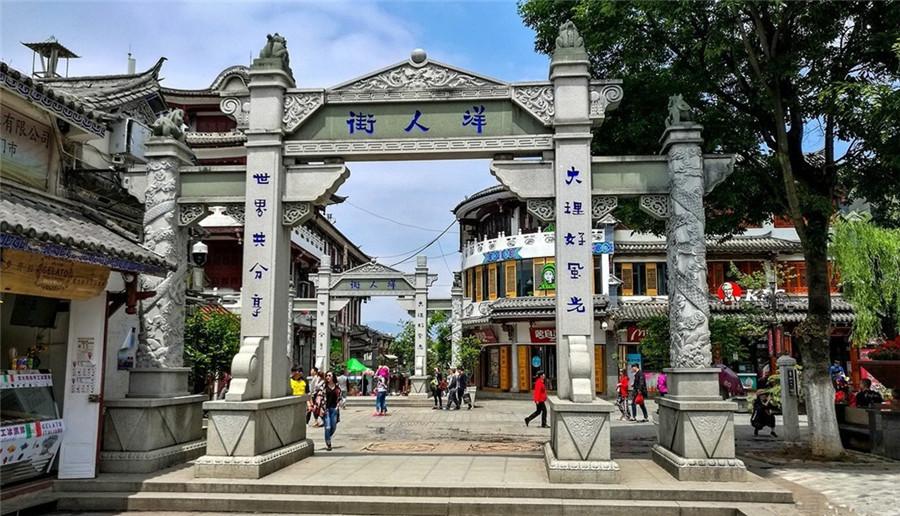 Dạo phố người Tây, tận hưởng không khí nhộn nhịp với những quán cà phê, cửa hàng và góc phố mang màu sắc quốc tế giữa lòng Đại Lý