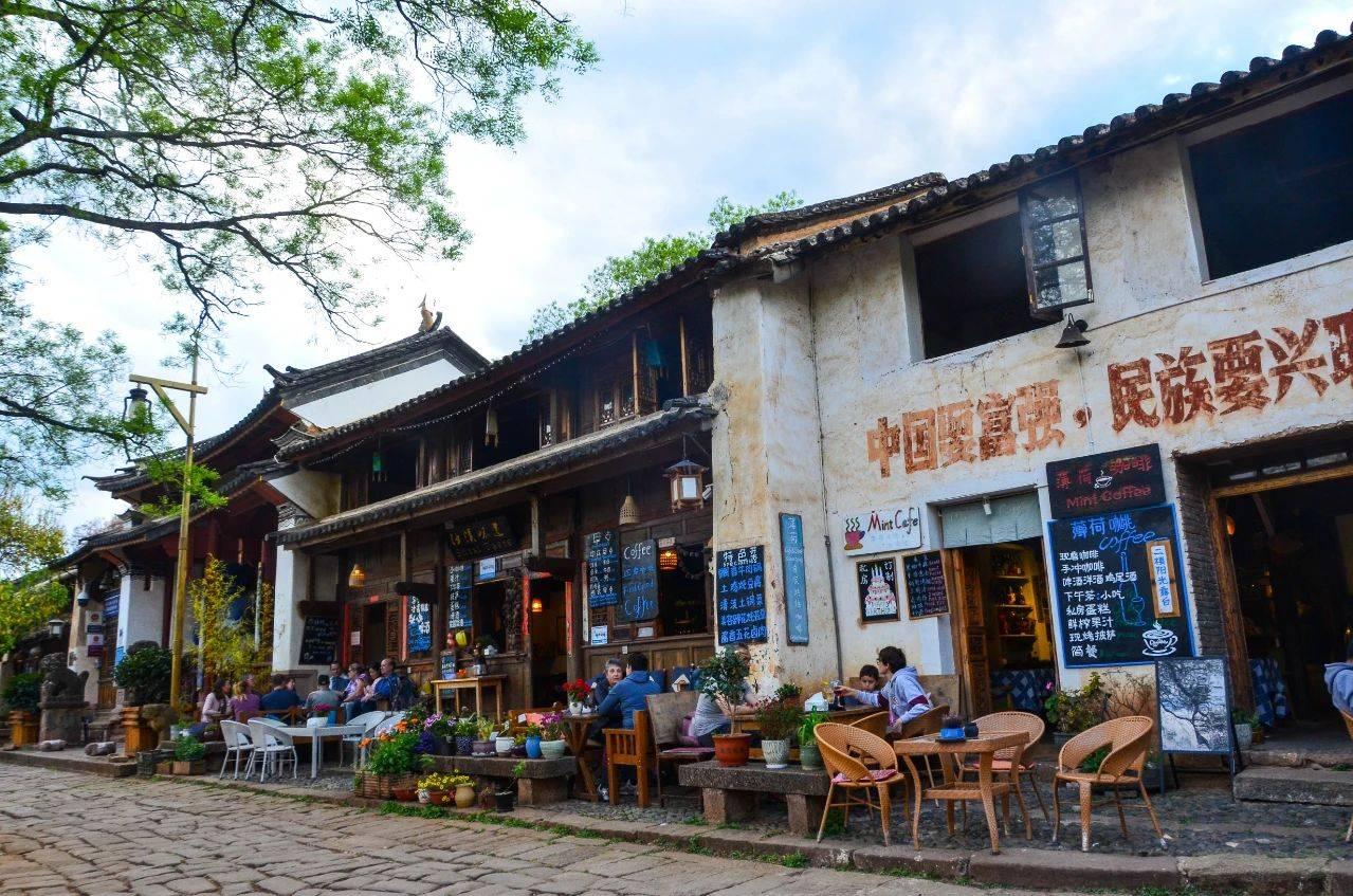 Khám phá phố người Tây, nơi những quán cà phê, cửa hàng nhỏ và nét văn hóa quốc tế hòa cùng không khí cổ kính của Đại Lý