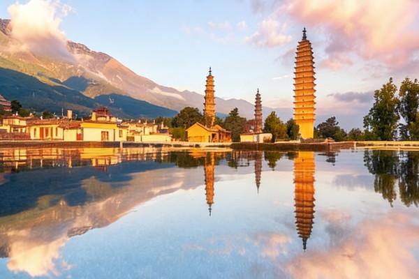 Chiêm ngưỡng Tam Tháp cổ kính, biểu tượng kiến trúc Phật giáo nổi bật giữa khung cảnh núi non hùng vĩ của Đại Lý