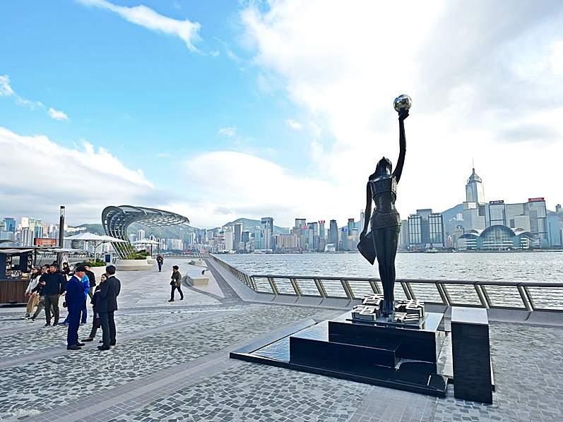 Victoria Harbour và Đại lộ Ngôi Sao là điểm dạo chơi nổi bật để ngắm đường chân trời Hồng Kông và khám phá dấu ấn điện ảnh xứ Cảng Thơm.