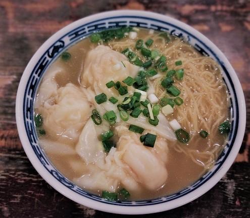 Mì hoành thánh Hồng Kông nổi bật với sợi mì dai giòn, hoành thánh tôm đầy đặn và nước dùng thanh ngọt thơm ngon