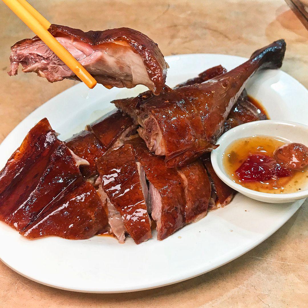 Ngỗng quay Hồng Kông hấp dẫn với lớp da vàng óng giòn thơm, thịt mềm mọng và hương vị đậm đà đặc trưng